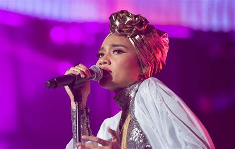  Yuna Carnival: ความสนุกสุดเหวี่ยงกับเพลงเพราะและลีลาสุดร้อนของนักร้องสาวมาเลย์!